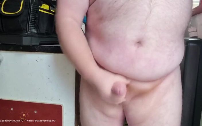Daddysmudge: Папочка кончает в сарае