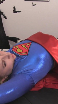 Super cipka Supergirl z udziałem Sinn Sage, Riley Reyes