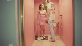 かわいいエヴァ・ジェネロシが彼女の足を崇拝させ、油っぽい足コキで彼に報酬を与える