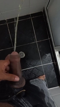 Urinare in jeans scuri