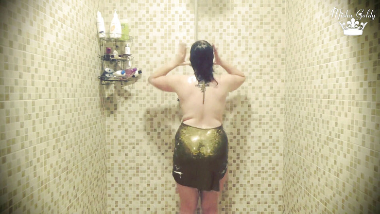 Goddess Misha Goldy: 샤워하는 옷에 젖어 매혹적인 모발 씻기