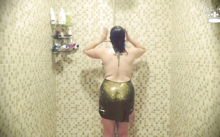 Goddess Misha Goldy: シャワーで服を濡らし、魅惑的な髪を洗う