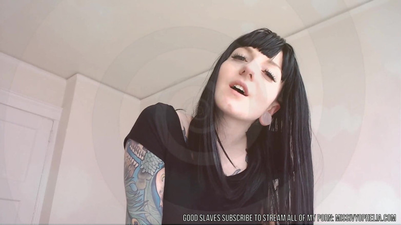 Miss Ivy Ophelia: Zihin sikiliyor sub 1