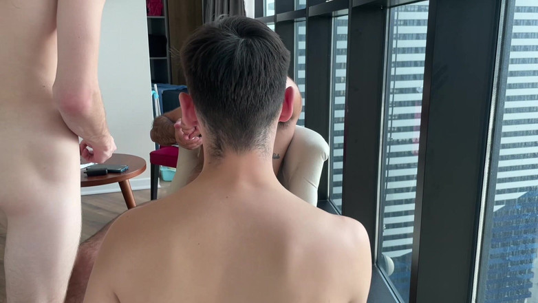 Nick Lewis: 白人のパパがツインクの男たちとダブルセックス