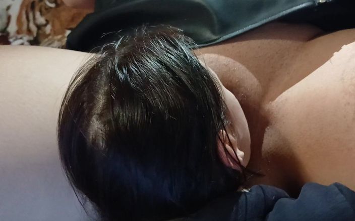 Lesbian-illusion: मैंने अपनी सौतेली बेटी का सेक्स करने और मेरी चूत में हस्तमैथुन करने का वीडियो शूट किया