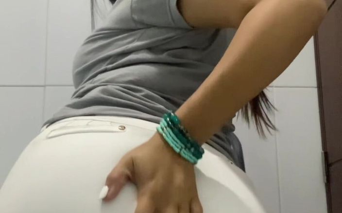Jhoanita Cat: Je me suis masturbé dans les toilettes du bureau