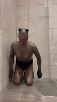 Rubberdoll чорний прозорий латексний комбінезон у ванній кімнаті