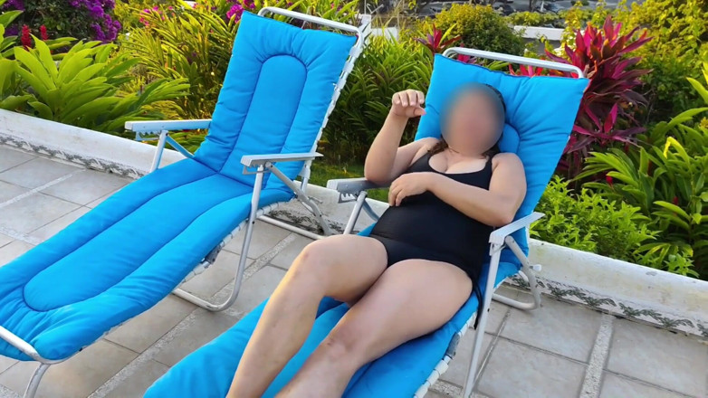 Ardientes69: Hermosa Madrastra Saca Sus Tetas En La Playa Para Que...
