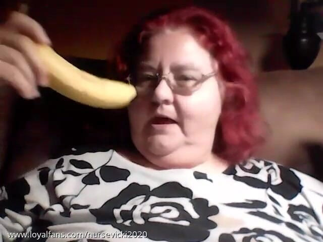 BBW nurse Vicki adventures with friends: Câmera ao vivo, banana comendo enfermeira Vicki