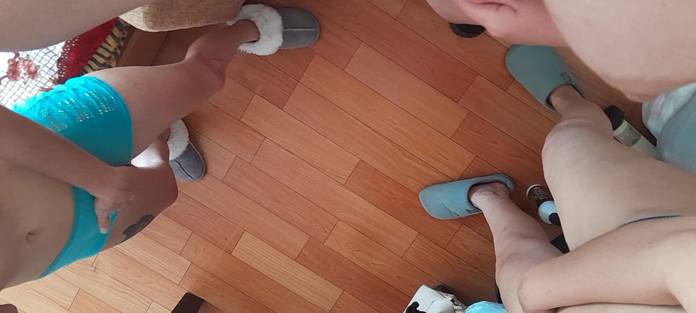 Lesbian-illusion: Три подружки громко и одновременно кончают в мокрых трусиках