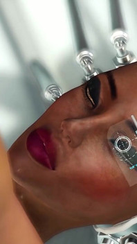 Sex umanoid - transsexuală android se joacă cu o blondă sexy în golful de medicină sci-fi