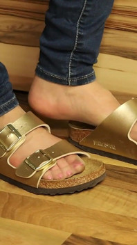 Quần jean và sandals hai dây đeo vàng - nylon feet trêu chọc