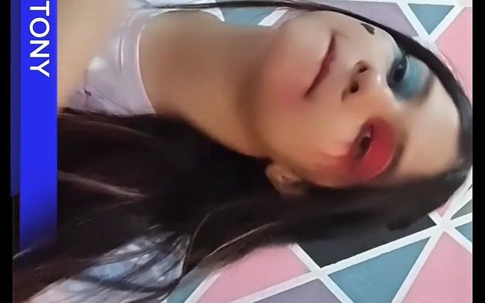 Yulieth Gomez: 란제리를 입어보는 모델