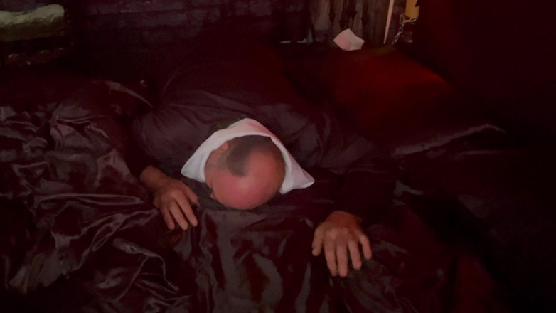 Aaexperiencesltd: Del 1: - Drottning Vampyr förvandlar prästen till en kuk suger hora!