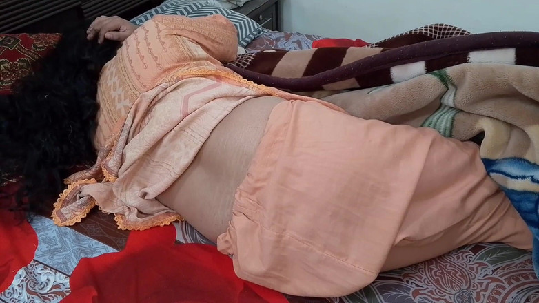 QueenbeautyQB: Sexy nevlastní sestra pomáhá stříkat