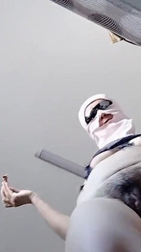 부엌에서 음식을 준비하는 섹시한 벌거벗은 마누라