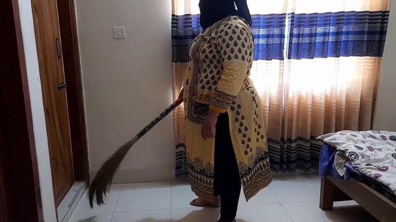 Aria Mia: 家にやって来て主婦のバックスタイルで犯された)