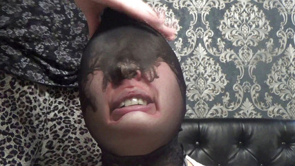 Goddess Misha Goldy: Ditalino del naso, sgrillettamento della faccia, facce sciocche, calze sulla...