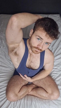 Harige ftm komt klaar en spuit met vibrator