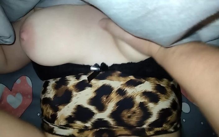 Sekretny666: Me follo el coño de mi hermanastra, luego me corro...