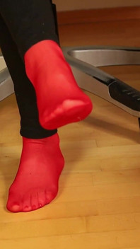 laal stokings aur kaali leging men jhankna