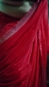 Il travestito gay indiano con il culo gaurisissy premendo le sue grandi tette e si sente eccitato in Saree rosso con Heavy Jwellery