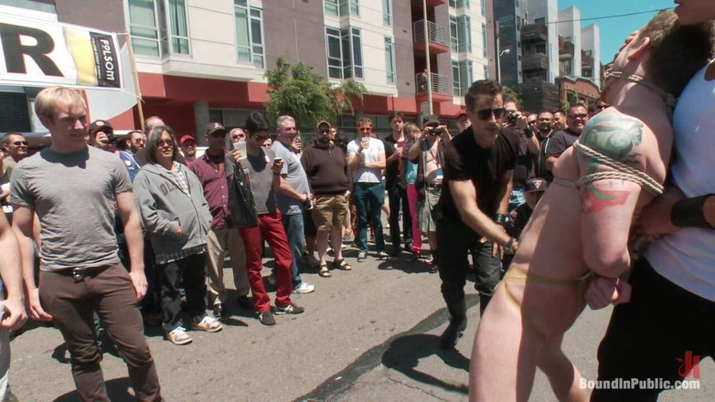 Bound in public: Cody Allen herkesin içinde bağlı