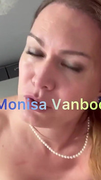 Monisa vanboc lagi asik nyepong kontol