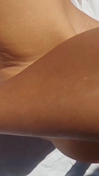 Selena all'aperto, posa nuda e adorazione dei piedi