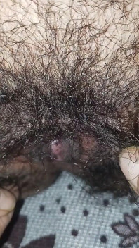 Prstění její sexy chlupaté zralé kundičky