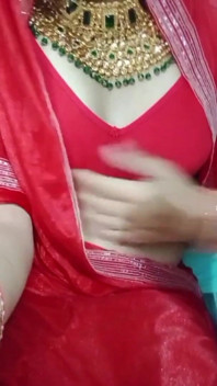 กะเทยอินเดียบ๊อตอม Gaurisissy บีบและเล่นกับหัวนมใหญ่ในสาฬีแดงกับเครื่องประดับหนัก