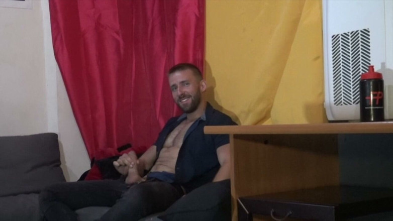 HUMLIATION AND SPANKING PORN: Užijte si toto úžasné francouzské porno Amator Bez sedla s chlápek...