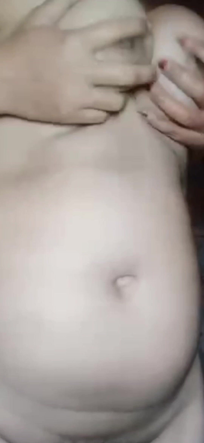 Momib45: 裸体打电话给朋友