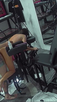 Bombeo de coño en el Fuckbench Milf recompensada por tomarlo por el culo en la gynoir Vista 7