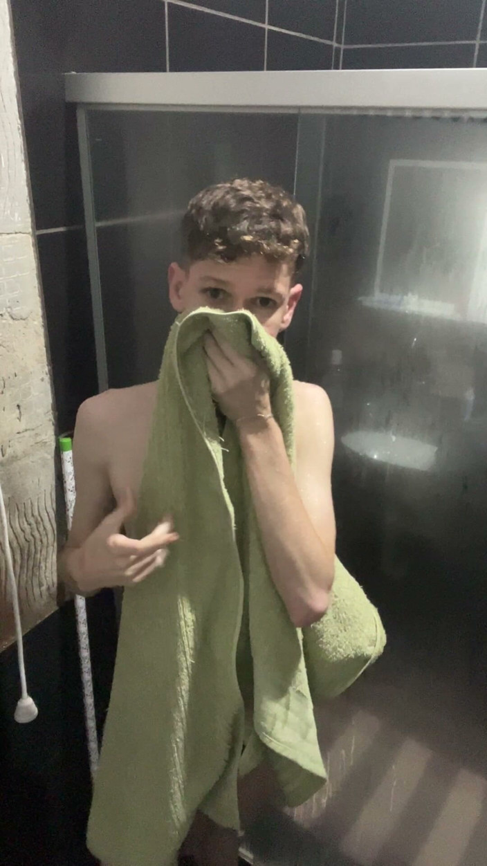 Kedoimath: Dünner twink duscht und zeigt seinen ganzen nackten körper