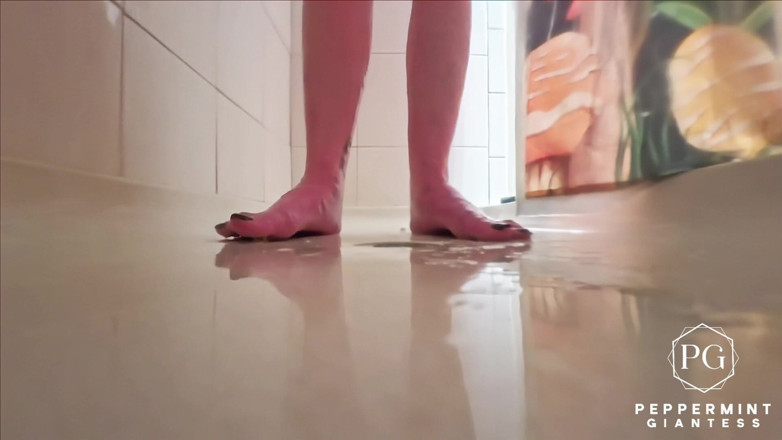 Peppermint Giantess: 67 giganta en la ducha - primer plano tamaño 16 pies y...
