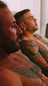 Dois homens espanhóis se masturbam