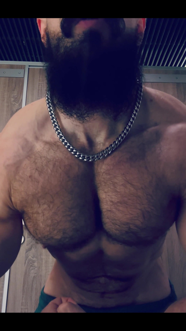 Mister Stone: Aku semua berkeringat dan berotot sangat terpompa