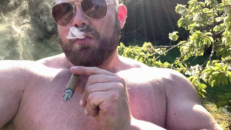 Jack stacked: Merokok Cerut Saya Di Luar Rumah Dalam Api Musim Panas