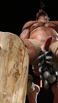 L'arrapata beefcake si masturba pronta a prendere il cazzo enorme di Sean xavier