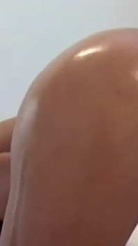 Klaffende anal-fingerdehnung - geölte schlampe lächelt weit