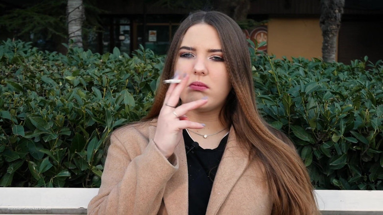 Russian Smokers: Awek Rusia menghabiskan cuti makan tengah harinya 3 Cig bersenam