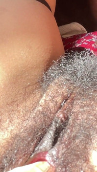 Dildoing Owłosionej Cipki Pod Słońcem
