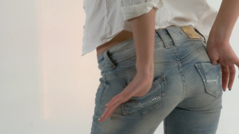 Adult Deluxe: 金发美女裸体并抚摸自己
