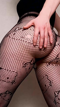 Min runda, elastiska rumpa i sexiga tights skakar rakt framför ditt ansikte så mycket att du kan slicka den och röra vid den.