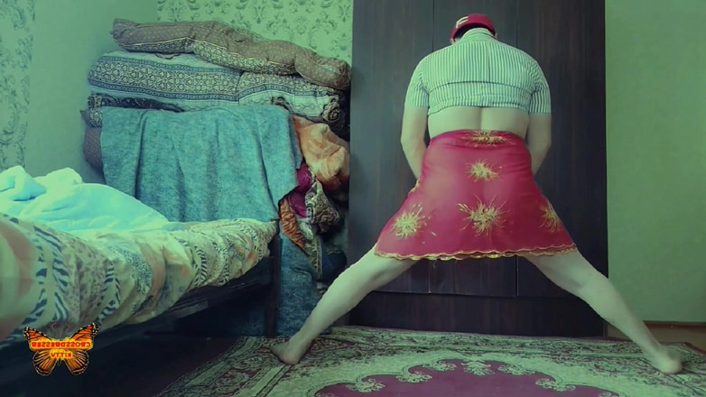 Kitty_Cross: Atemberaubende sissy dreht sich im kurzen frilly-kleid herum