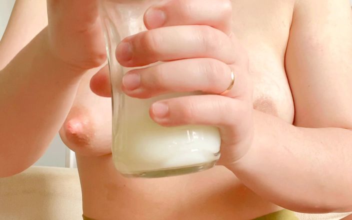 April Bigass: Mjölkextraktion från mina bröst med extraktor mer än 500cc