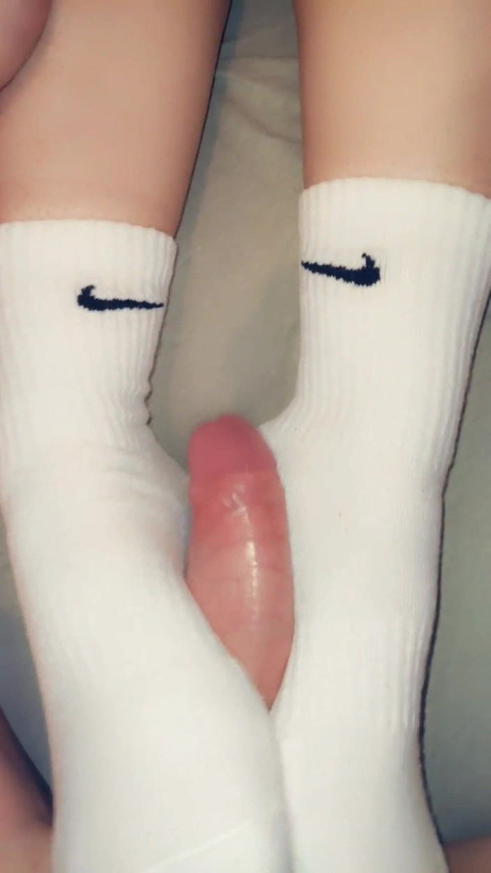 CrazyPhCouple: Footjob dengan kaus kaki panjang dan crot di kaus kaki