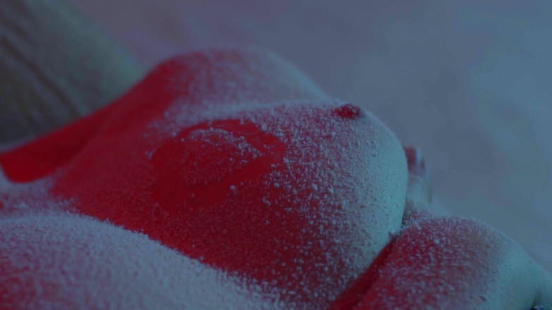 Adalina Smith: Salju turun di toket dan memekku - closeup softcore natal