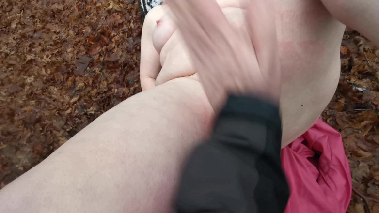 Bouncy Tits Action: Mujer desnuda en el bosque - coño y tetas folladas